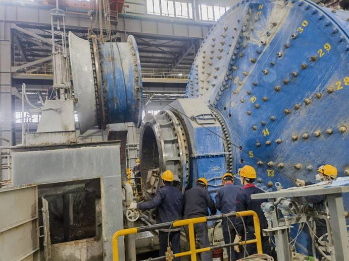 安裝公司順利完成廬江礦業半自磨出料襯套更換